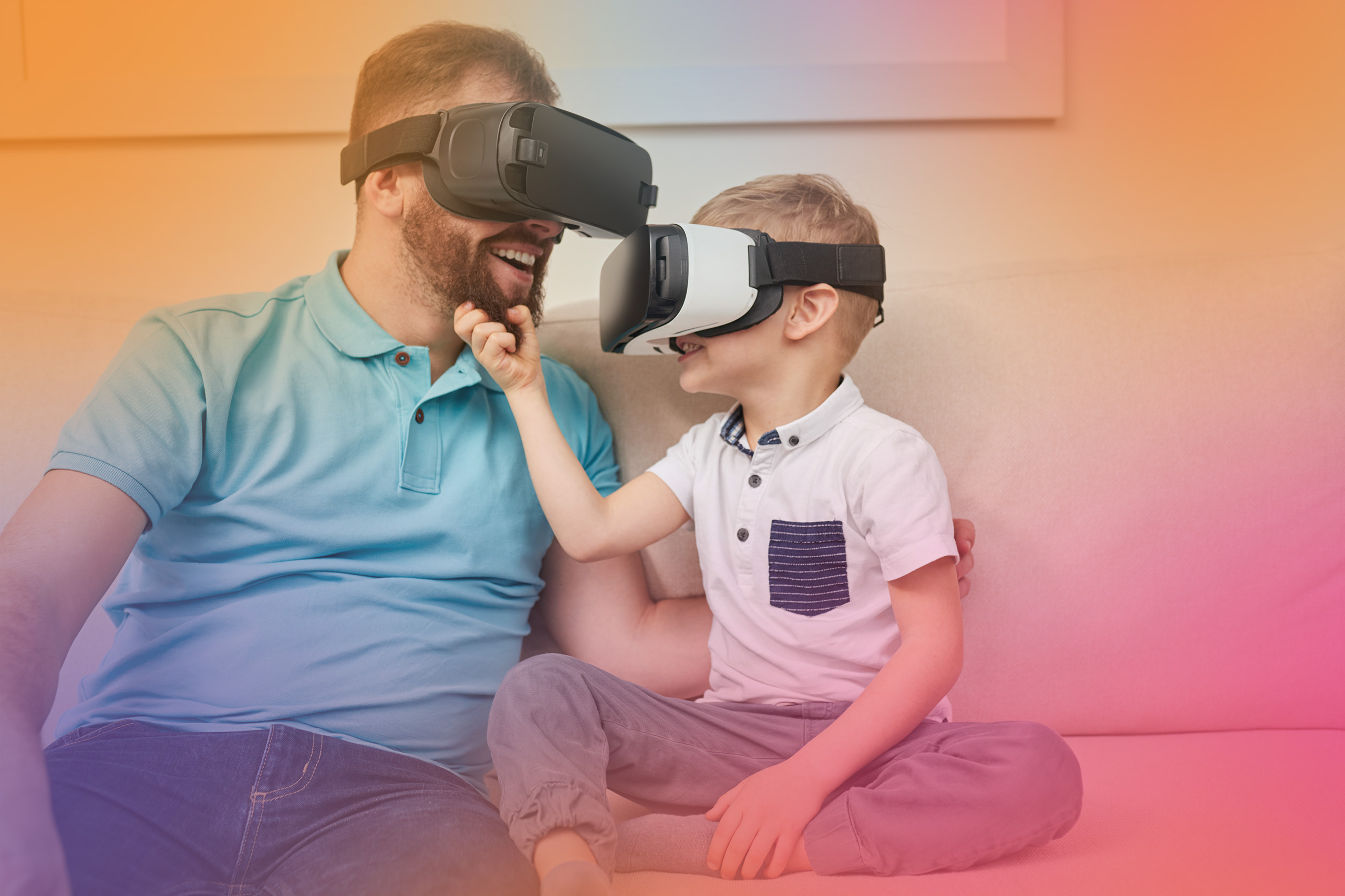 Mann und Kind schauen beide in eine VR-Brille und haben Spaß dabei. Im Vordergrund ein bunter create: Bokeh Farbverlauf
